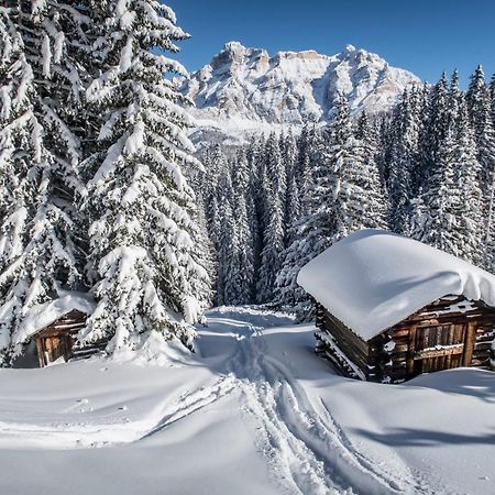 Hotel Conturines San Cassiano  Bagian luar foto