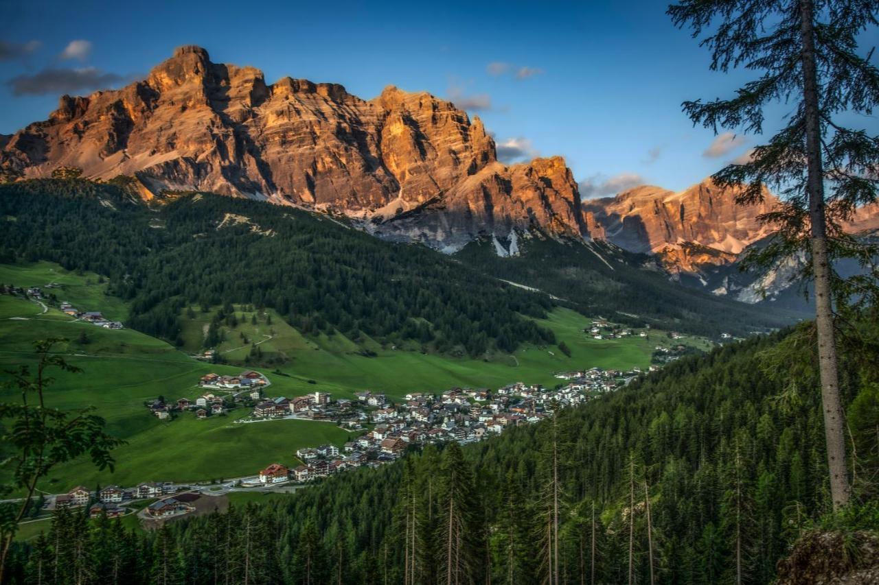 Hotel Conturines San Cassiano  Bagian luar foto